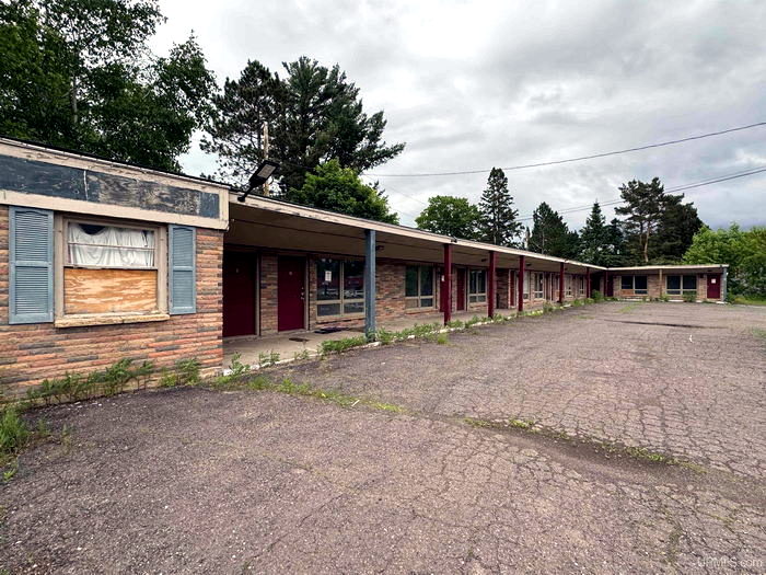 Crestview Motel (Crest View Motel) - Real Estate Listing Photo (newer photo)
